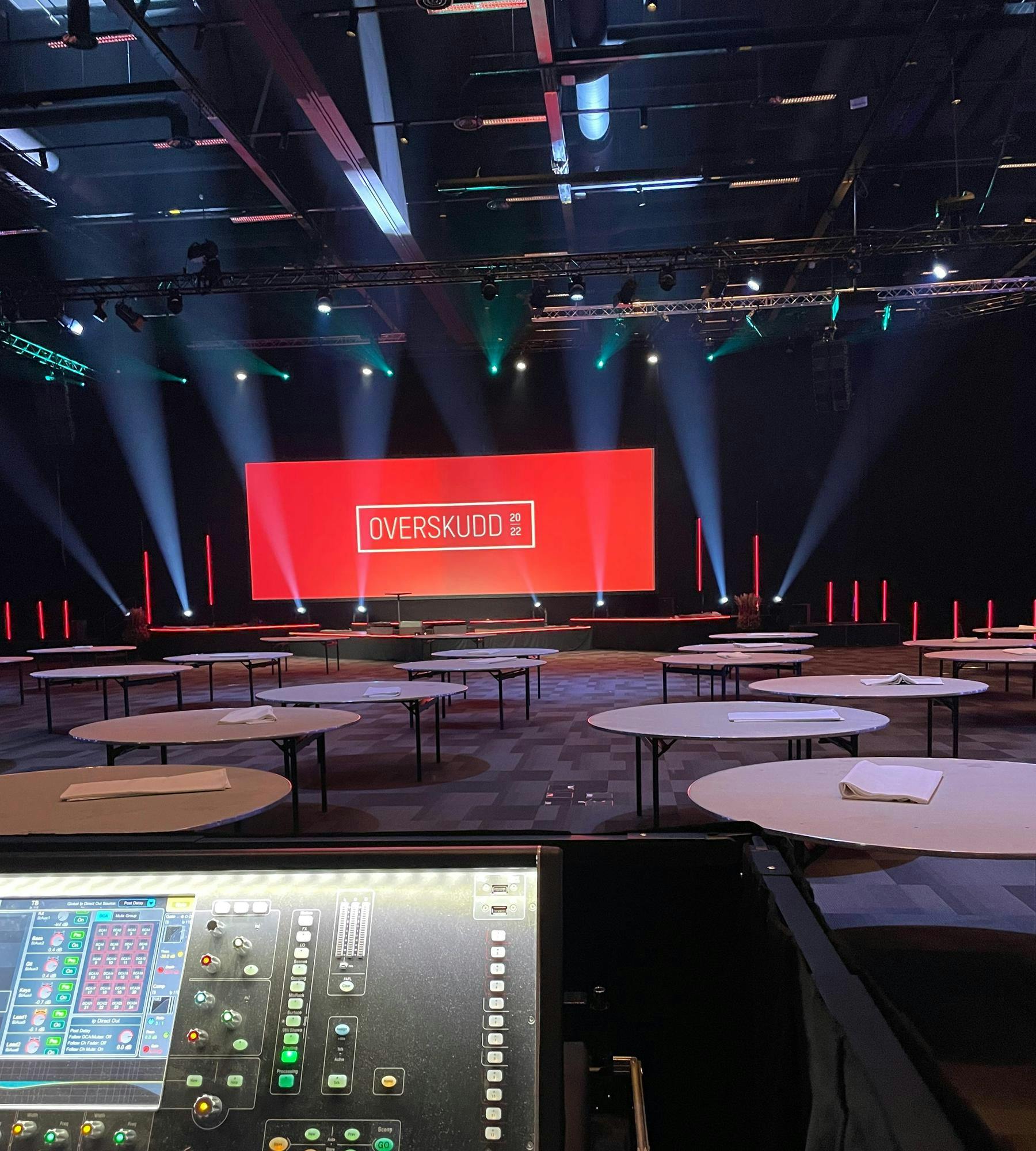 Bilde av stor sal med scenen og LED skjerm. Foto. 